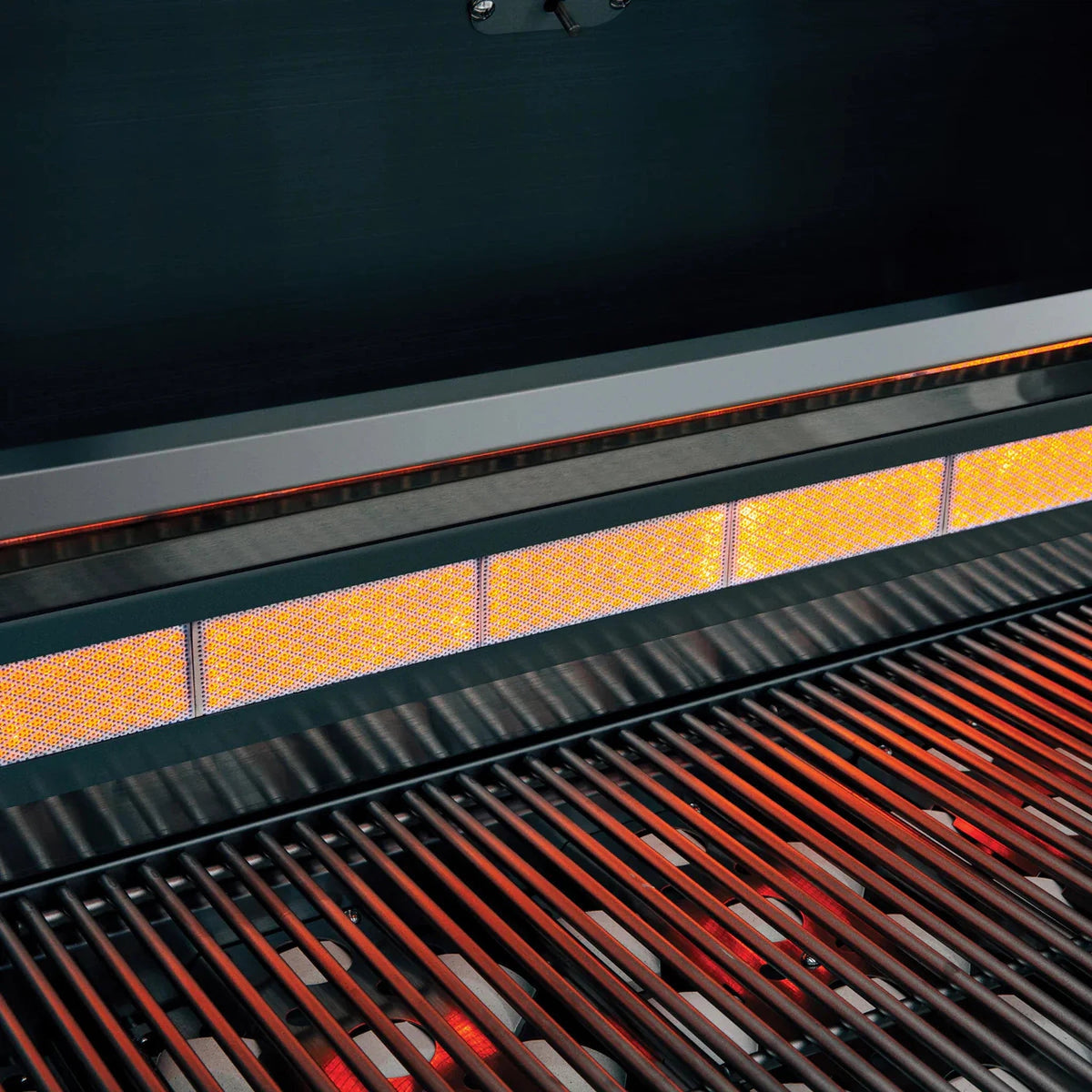 Summerset Sizzler Pro 32-Inch 4-Burner Freestanding Stainless Steel Gas Grill