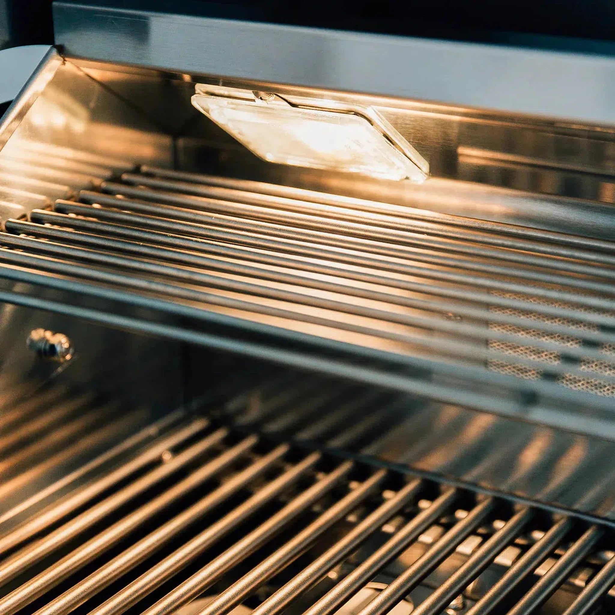 Summerset Sizzler Pro 32-Inch 4-Burner Freestanding Stainless Steel Gas Grill
